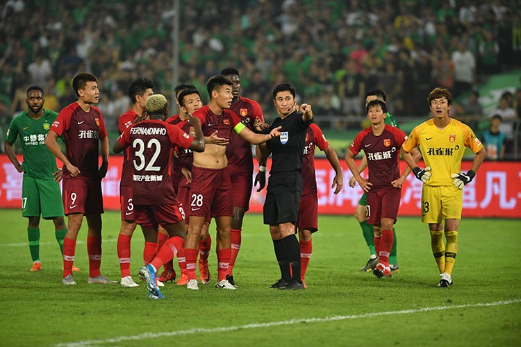 爱游戏app -马拉松赛场再起风云:天山青龙队爆冷天山火狐队,新援首秀制胜边后卫成为亮点(全国首届松花江冰雪马拉松系列赛)