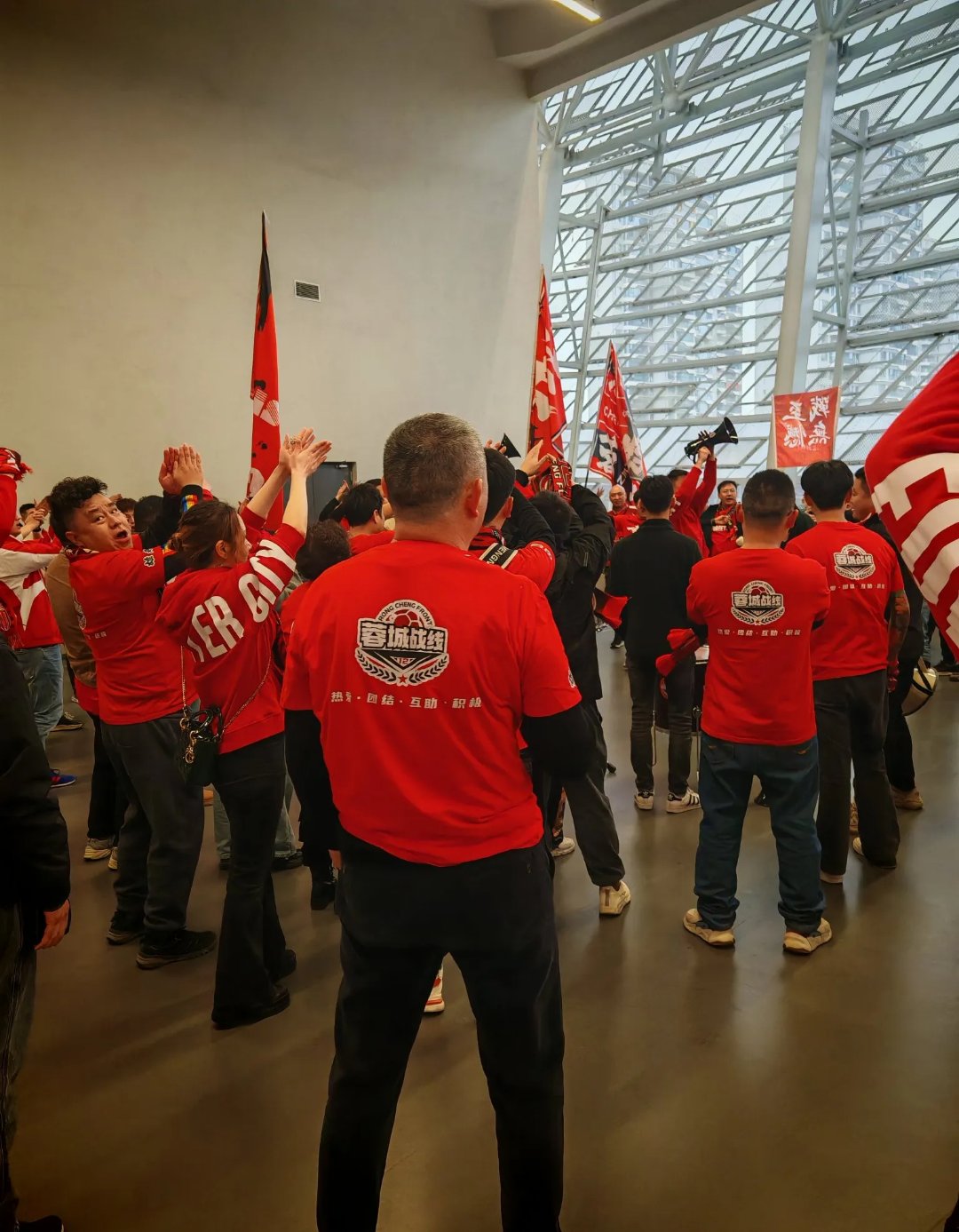 爱游戏平台 - 集结日体能课后；成都蓉城复出首秀备战欧联；媒体盛赞；团队化学反应显著