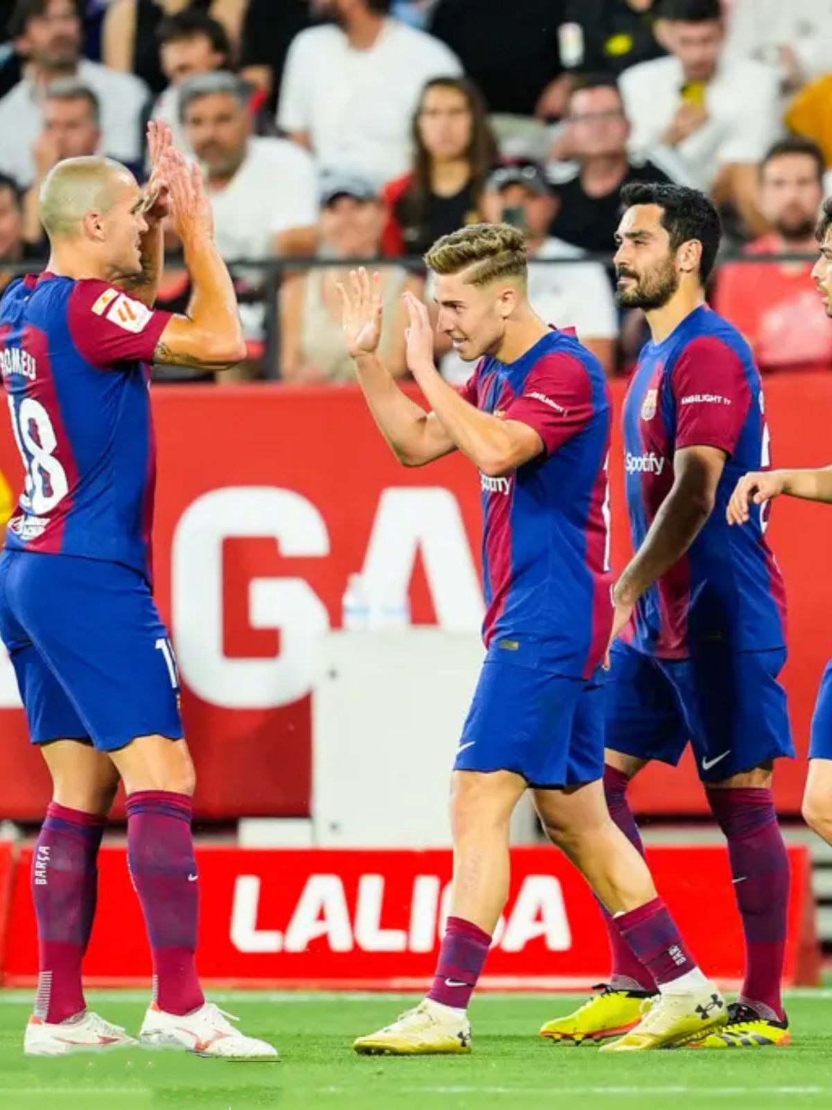 爱游戏网页版 - 塞维利亚训练开放日；冲刺阶段官宣签约引欢呼；西甲在即；轮换策略成焦点