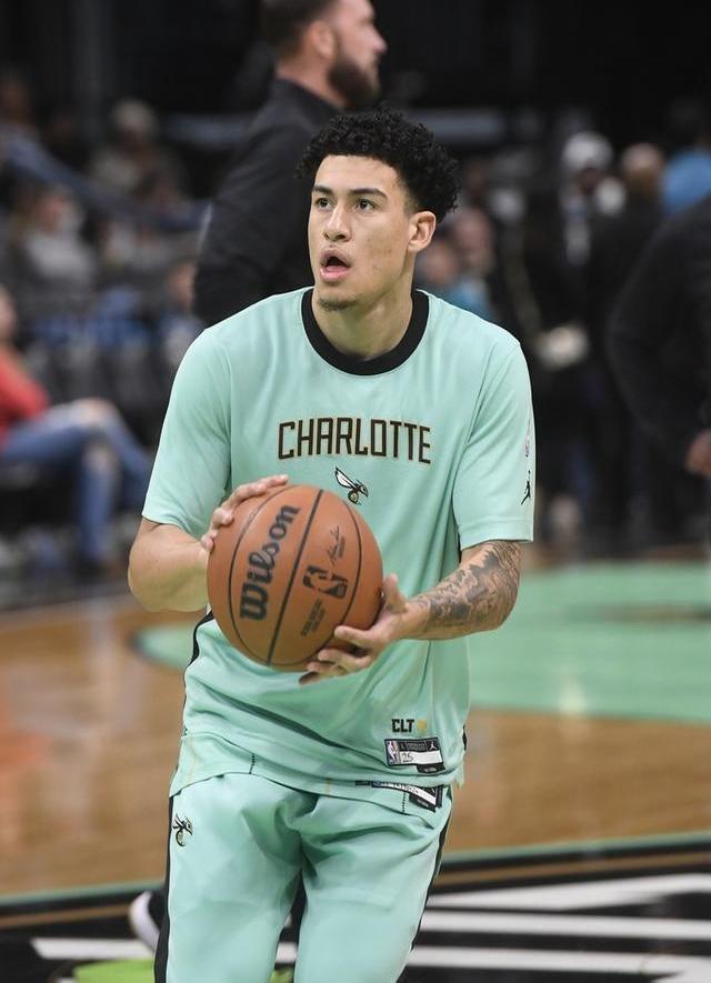 包含转折点夏洛特黄蜂复出首秀,NBA常规赛窗口期攻防权衡,气氛紧张,训练强度明显提升的词条-爱游戏平台