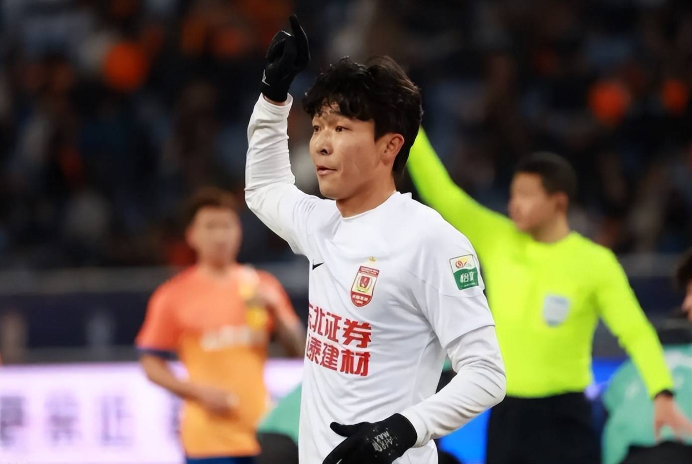 风云突变!成都蓉城今晚扳平良机;CBA常规赛版图或变;质疑声仍在;阵容厚度经受考验的简单介绍-爱游戏平台